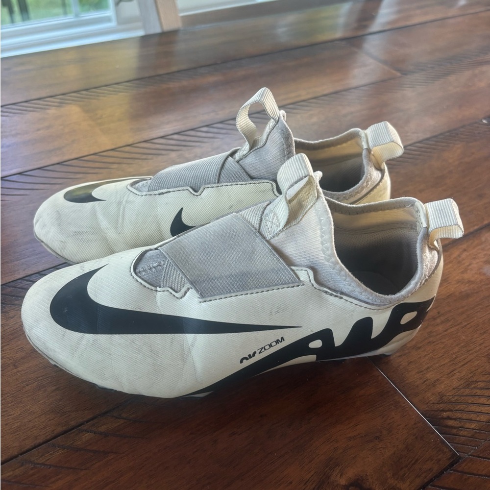Nike Cream Sneakers Modern Sporty Design - Picture 1 of 1